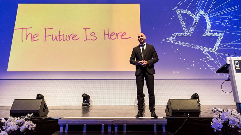 Trendforscher und Futurist Richard van Hooijdonk nahm das Publikum mit auf eine Reise in die Zukunft und beleuchtete die Megatrends unserer künftigen Lebens- und Arbeitswelt. (Vogel Business Media / S. Bausewein)