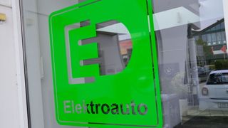 Erwartbar weniger Kundenkontakt durch E-Mobilität vorbeugen: Die Kommunikationsexperten der LDB-Gruppe raten Händlern, sich Kunden als Kompetenzzentren „mit Gesicht“ zu empfehlen. (Bild: Achter – »kfz-betrieb«)