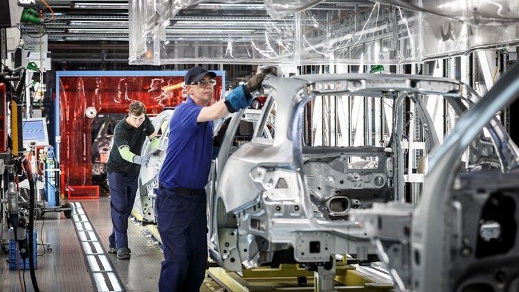 Die Montage selbst erfolgt nach aktuellen ergonomischen Erkenntnissen. Jeder einzelne Arbeitsgang wurde im Vorfeld untersucht – mit dem Ziel, die Produktionsbedingungen optimal zu gestalten. (Foto: Daimler)