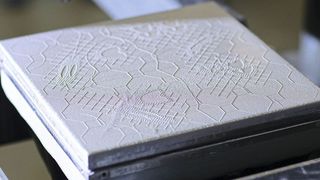 Die Layered Powder Metallurgy-(LPM)-Technologie von Stratasys kombiniert die firmeneigene Jetting-Technologie mit der Pulvermetallurgie. (Stratasys)