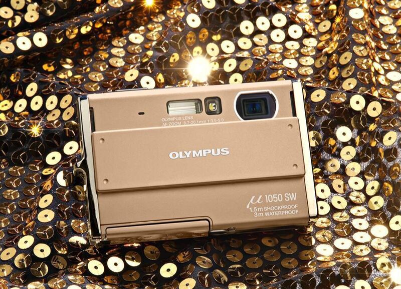 Weihnachtlich glänzt die µ-1050 SW von Olympus in Champagner-Gold. (Archiv: Vogel Business Media)