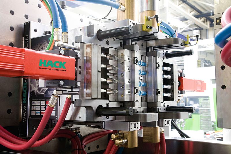 Herzstück der Fertigungszelle: das Werkzeug mit Index-Kavitätentechnologie. (Bild: Engel Austria)
