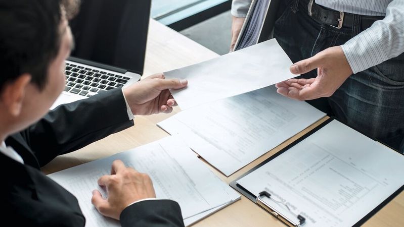 Die sicherste Variante der Kündigung ist, wenn der Arbeitgeber sie gegen Unterschrift persönlich aushändigt.(Bild: ©  Ngampol - stock.adobe.com)