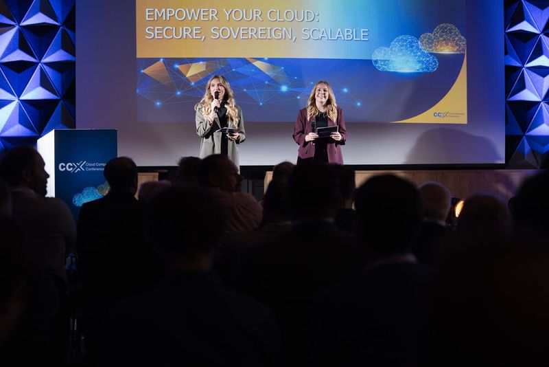 Lydia Hundsdörfer (links) und Anna-Maria Biechele (rechts) begrüßen die Teilnehmer und führen sie durch das Programm. (Bild: Manuel Emme Fotografie)