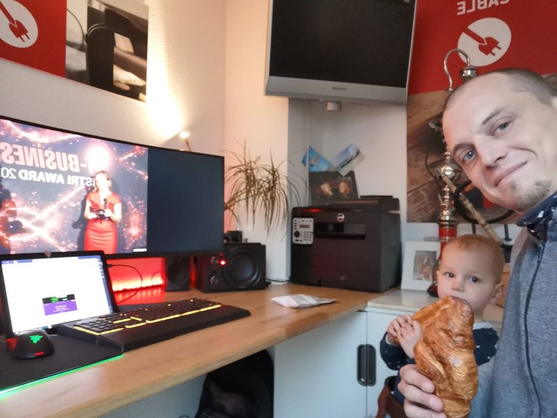 Für die Award-Verleihung kann man nie zu jung sein, Felix Bechmann, Label-the-cable, mit Nachwuchs. (Label-the-cable)