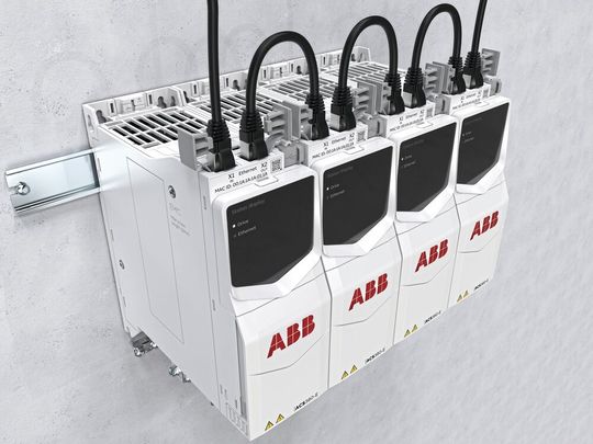 Der neue Frequenzumrichter ACS380-E hilft Maschinenbauern, die ab 2027 geltenden EU-Maschinenrichtlinien zu erfüllen.(Bild:  ABB)