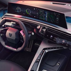 Highlight des neu interpretierten I-Cockpits ist der 21 Zoll große Panoramabildschirm (53,3 Zentimeter, Serie in der „GT“-Linie).(Bild:  Peugeot)