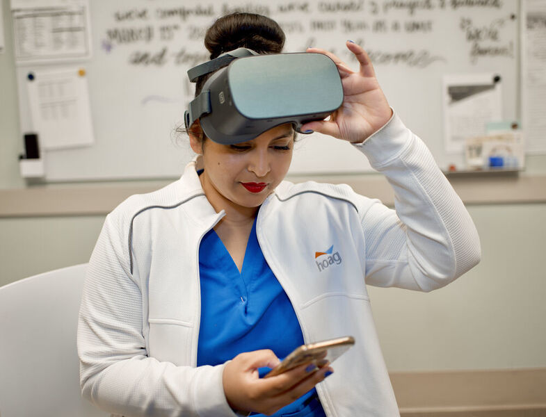 Das Pflegepersonal lädt die BehaVR Mobile App herunter, die sich mit einem Virtual-Reality-Headset synchronisiert. (Pico Interactive)