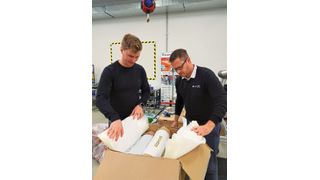 Die von der Montanuniversität Leoben und von Lenzing Plastics entwickelte und im Labor hergestellte Folie wird für weitere Tests an die Forscher von Fraunhofer Austria geliefert. (Bild: Elisabeth Guggenberger, Fraunhofer Austria)