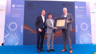 25 Jahre Eirich in Indien! Von links: Stephan Eirich, einer der beiden Geschäftsführer der Eirich-Gruppe, Sourav Sen, Managing Director Eirich-India, und Geschäftsführer-Kollege Ralf Rohmann, beim Jubiläum, nebst Einweihung des neuen Werks in Pune. (Bild: Eirich-India)
