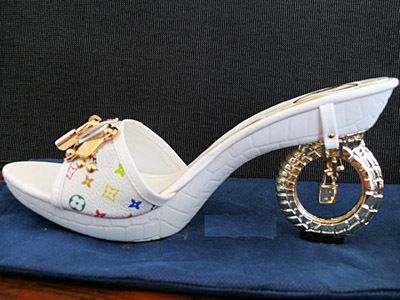 In einer angeblichen Geschenksendungen entdeckte das Zollamt Wahn eine Musterkollektion von Produktfälschungen. Exklusive Schuhe, Geldbörsen und Strümpfe mit einem Verkaufspreis im vierstelligen Bereich wurden sichergestellt und vernichtet. (Archiv: Vogel Business Media)