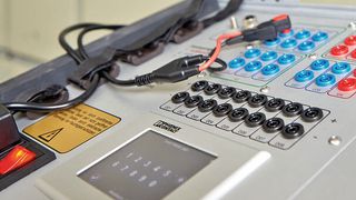 Über das im Energiemesskoffer integrierte Touchpanel lässt sich die Anwendung einfach parametrieren. (Bild: Phoenix Contact)