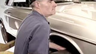 Bart Hickey verlässt sich bei der Autoreparatur vor allem auf seine Hände. (Archiv: Vogel Business Media)