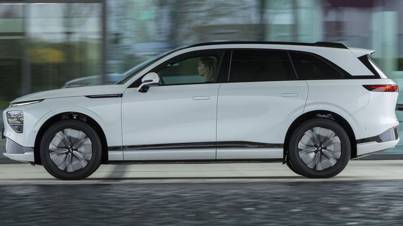 Die wuchtigen, leicht abgerundeten Formen des Unterbaus wissen durchaus zu gefallen – vor allem in Kombination mit dem dank rahmenloser Fenster fast filigran wirkenden Greenhouse trotz einer gewissen Verwechselbarkeit. (Bild: Xpeng)