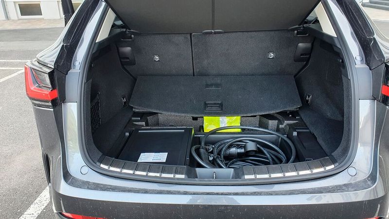 7. Der Kofferraum: Der neue Lexus NX schluckt zwischen 545 und 1.436 Liter Gepäck. Damit ist das Modell zwar kein Raumwunder, für längere Dienst- oder Urlaubsreisen reicht es aber allemal. Die Kabel lassen sich gut verstauen. (Bild: Mauritz: »kfz-betrieb«)