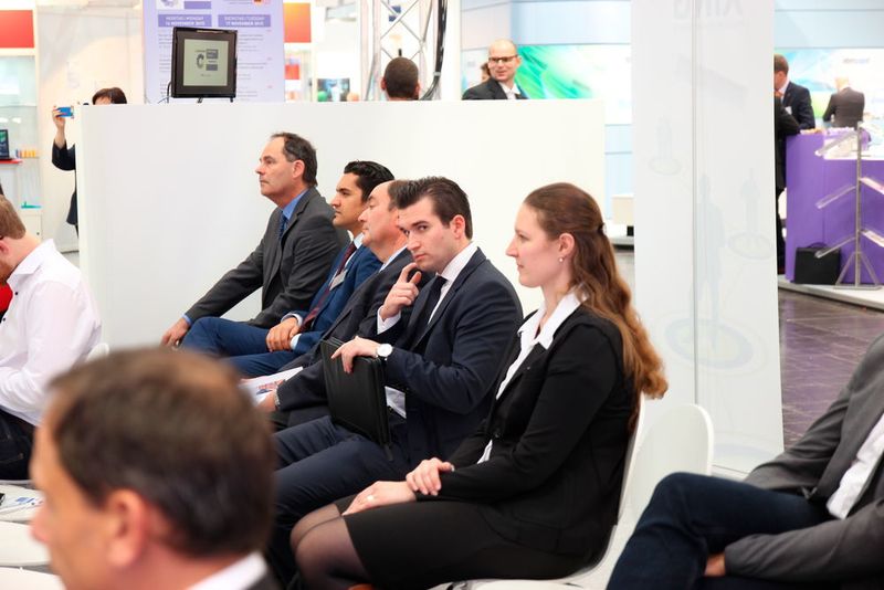… rund 30 Teilnehmer zu Beginn des Xing-Gruppentreffens am Mittwoch, den 18. November 2015 in Halle 8b. (Bild: Schäfer)