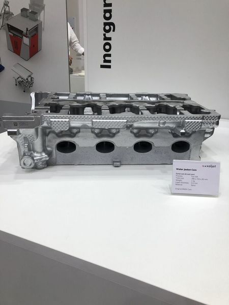 Für das BMW Group Werk Landshut hat Voxeljet gemeinsam mit seinem Partner Loramendi ein Verfahren samt Anlage zur automatischen anorganischen Großproduktion von Sandkernen für den Leichtmetallguss entwickelt und implementiert. (Bild: Vogel Communications Group/Juliana Pfeiffer)