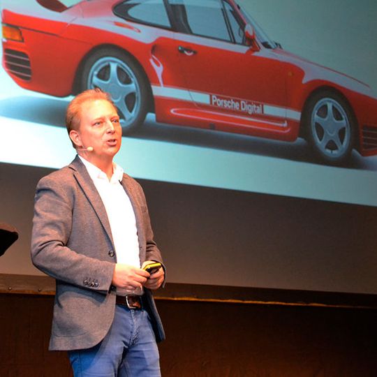 „Die Digitalisierung ist vergleichbar mit einem Urknall für die Automobilbranche“, sagt Thilo Koslowski von Porsche Digital.(Bild:  Seyerlein / »kfz-betrieb«)