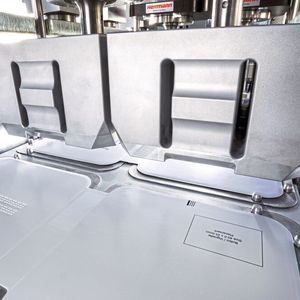 Deckel- und Bodentrays werden mit einem Kartonzuschnitt mittels Ultraschalltechnologie versiegelt.