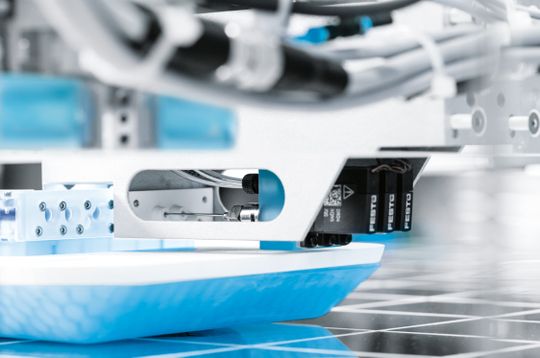 Fig. 3: Suministro de medio al chip: las cánulas introducen el medio de cultivo y ayudan a sellar las estructuras microfluídicas.(Bild:  Festo SE & Co. KG)