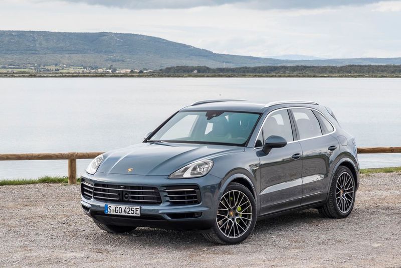 Dafür bekommen Käufer ein edles SUV, das auch mal ins Gelände abbiegen kann. (Bild: Porsche)