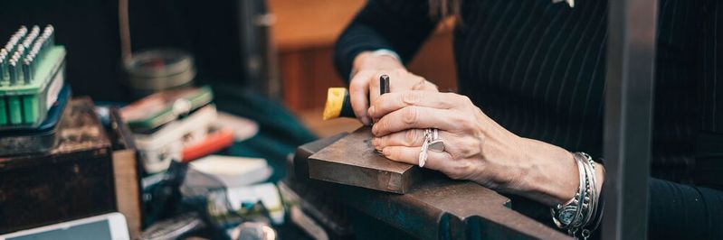 Ein ultradünner Fingerkuppen-Sensor könnte in Zukunft eingesetzt werden, um beispielsweise die feinmotorischen Bewegungen eines Uhrmachers aufzuzeichnen. Die so gewonnen Daten sollen anschließend die Grundlage für neue Technologien bilden. (Bild:  gemeinfrei / Unsplash)