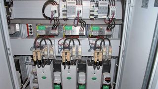 Die Einsatzmöglichkeiten energiesparender, elektronischer Antriebe mit dezentraler Intelligenz sind vielseitig. Im Bild: Schaltschrank der Liftsteuerung im Spital Frauenfeld.  (Bild: Control Techniques)