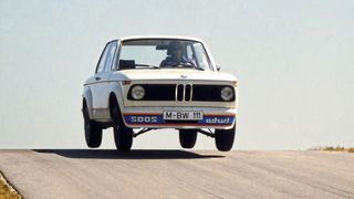 Einen gewaltigen Imagesprung in Richtung sportliche Marke vollführte BMW mit dem 2002 Turbo. Der erhitzte die Gemüter auf und abseits der Stammtische. (Bild: BMW)