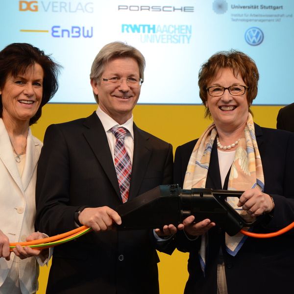 Nachdem die zahlreichen Projektpartner den Stecker gesteckt haben, kann das SLAM-Projekt starten. Im Bild (v.l.): Dr. Annette Winkler (Smart), Elmar Frickenstein (BMW), Brigitte Zypries und Peter Erlebach (DG-Verlag). (Bild: Michel)