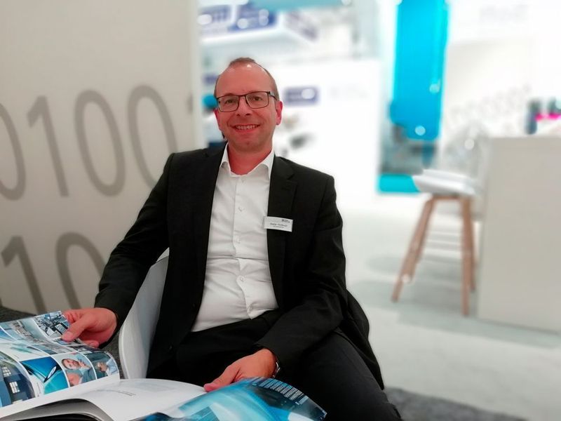 Stefan Roßkopf, Geschäftsführer Teamtechnik: „In der modernen Fabrikautomation liegt der Steuerungs- und Softwareanteil inzwischen bei 50 Prozent. Deshalb investieren wir seit Jahren intensiv in unser Know-how für Software- und Steuerungstechnik.“ (Reinhardt / Devicemed)