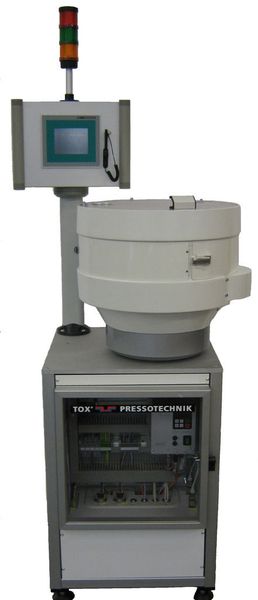 Eine Einheit zusammengefasste Sortier- und Fördersystem besteht aus Vorratsbunker und dem zugehörigen Prozess-/Steuerungssystem.  (Bild: Tox Pressotechnik)