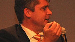 Prof Mike Hoffmeister gehörte auf dem Fabrikatshändler-Kongress zu den Mahnern: Das Kfz-Gewerbe müsse sich auf neue Konkurrenz durch Mobilitätsanbieter einstellen. (Foto: Grimm)