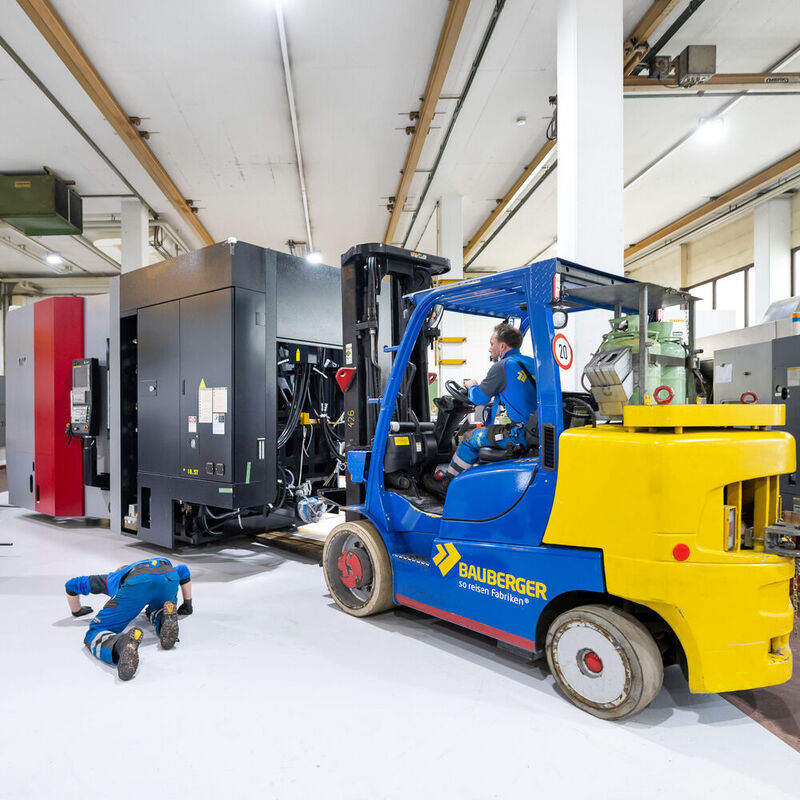 Bauberger ermöglicht Industrieumzüge und bietet Maschinemontagen, Instandhaltung und Schwergutlager.