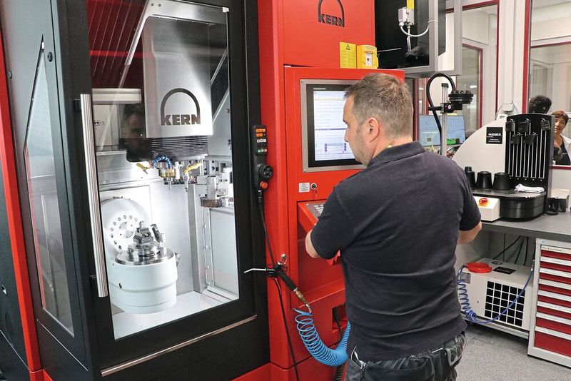 Die Fünfachs-Programme für seine High-Tech- Stanz- und Umformwerkzeug-Komponenten schreibt Stefan Dufter an einem von der Fertigungsumgebung entkoppelten Programmierplatz. Dann überträgt er sie auf seine Kern Micro HD, richtet sie ein, lässt eine Simulation ablaufen und startet das Programm.  (Bild: Kern Microtechnik)