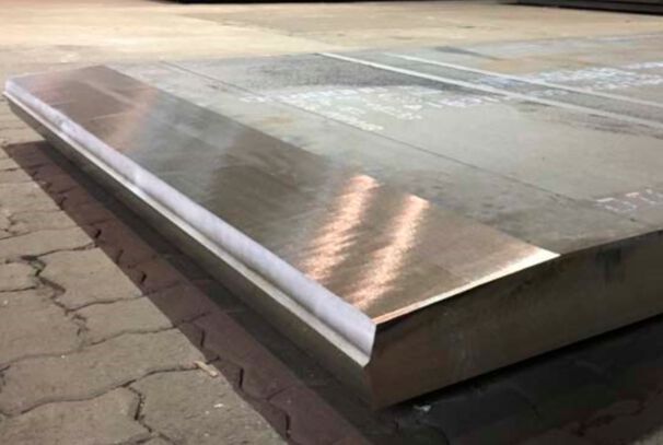 Die innovative Schweißnahtvorbereitung der Dillinger Weiterverarbeitung kombiniert eine sehr flache Verjüngung und eine Tulpenformkante bei sehr dicken und langen Blechen. (HollandiaInfra)