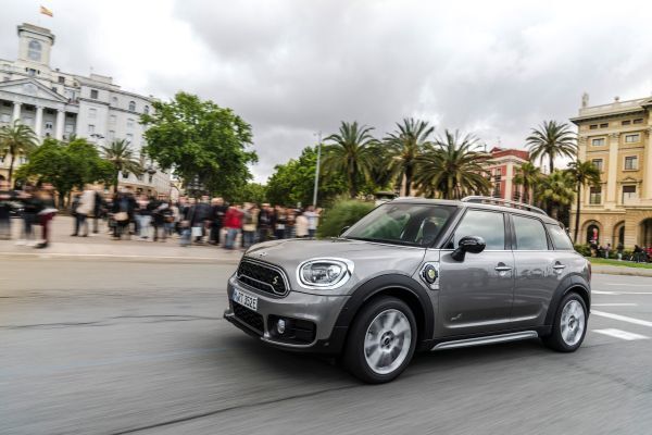 Der MINI Cooper S E Countryman ALL4 ist der erste Mini, bei dem ein Plug-in-Hybrid-Antrieb die Möglichkeit zu rein elektrischer und damit lokal emissionsfreier Mobilität eröffnet. (Mini)