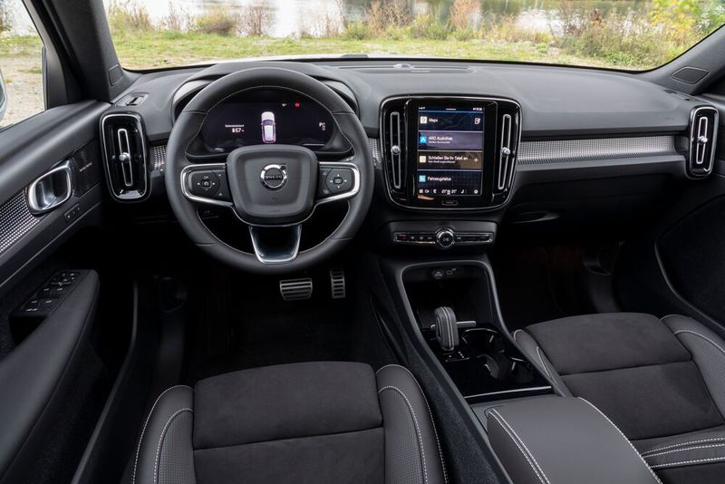 Der Innenraum ist skandinavisch-klar, die angezeigten Daten hat Volvo sinnvoll reduziert. (Bild: Volvo)