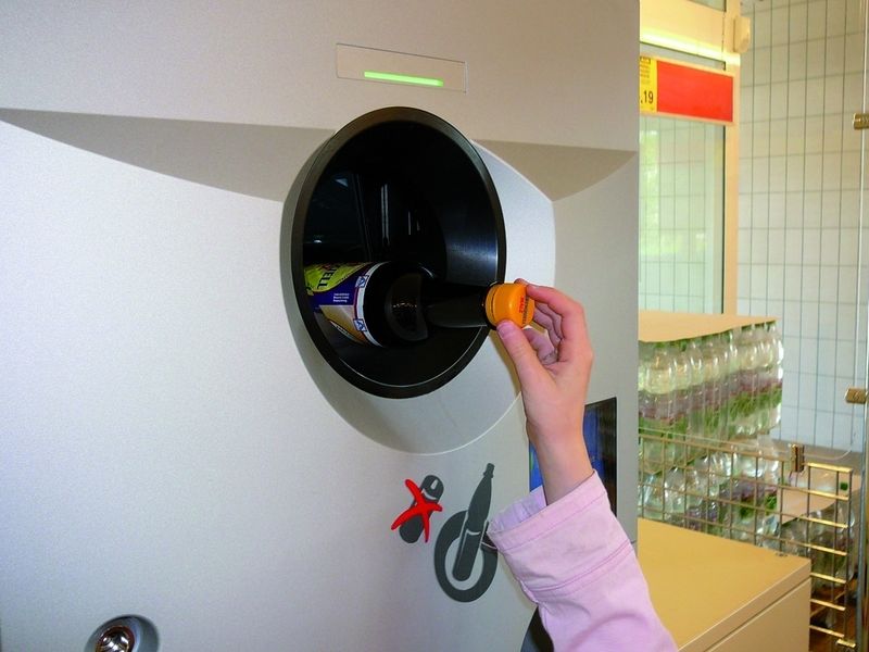 So kennen Verbraucher die Rücknahmeautomaten im Handel. Der Beitrag von Hennecke gehört zu den „inneren Werten“, die immer dann zu sehen sind, wenn ein voller Container gegen einen leeren getauscht wird. (Archiv: Vogel Business Media)