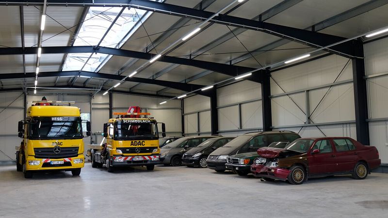 Ein Grund für die Größe des Betriebs ist auch die eigene Abschleppsparte des Mulmshorner Unternehmens. Die nahe gelegene A7 spült jede Menge Lauf- bzw. Stand(streifen)kundschaft in den Betrieb. Gleiches schafft die Kooperation mit sämtlichen bekannten Automobilclubs und Pannenservicedienstleistern. Dafür, dass wiederum die Werkstatt nicht unplanmäßig vor Arbeit überläuft, sorgt der ebenfalls hauseigene Fuhrpark an Vermietfahrzeugen – vom Kleinstwagen bis zum Neunsitzer. Hier wird quasi jeder Kunde binnen kürzester Zeit wieder mobil. (Bild: Schreiner – VCG)