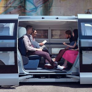 Platz bietet der rund 4,30 Meter lange und über zwei Meter breite Stromer für maximal sechs Fahrgäste.(Bild:  NEVS)