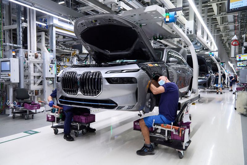 Im Bandablauf sind intelligente Kamerasysteme und Sensoren installiert. Die damit generierten Daten werden in Echtzeit über Algorithmen und KI ausgewertet. (Bild: Tom Kirkpatrick/BMW)