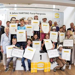 Strahlende Kinderaugen bei der Siegerehrung zum „5. HARTING Forscherpreis“: Margrit Harting, Generalbevollmächtigte Gesellschafterin (rechts), freute sich mit den Kindern, Lehrern und Projektbeteiligten über die Bauten.