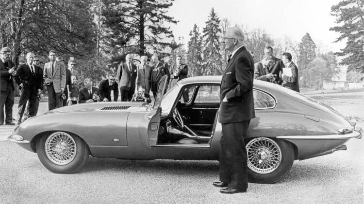 Die Motorjournalisten staunten anno 1961 nicht schlecht in Genf. Ein Auto, das die seinerzeit „irre“ Höchstgeschwindigkeit von 240 km/h schaffte. Kein Wunder: Immerhin war der E-Type ein Abkömmling des Rennwagens D-Type aus gleichem Hause. Als Antrieb diente ein Sechszylinder-Reihenmotor mit 3.781 cm³ und 269 PS. (Jaguar)