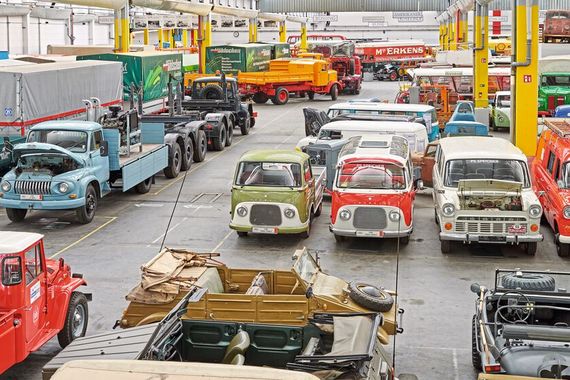 Wer Oldtimer im Allgemeinen und Nutzfahrzeuge im Speziellen liebt, der sollte dem Depot „Lkw + Bus“ des „PS.Speichers“ in Einbeck unbedingt einen Besuch abstatten. Hier gibt es über 300 Busse, Lastkraftwagen, Einsatzfahrzeuge und stationäre Motoren aus über 100 Jahren zu bestaunen. (Bild: Foto-Atelier LORENZ)