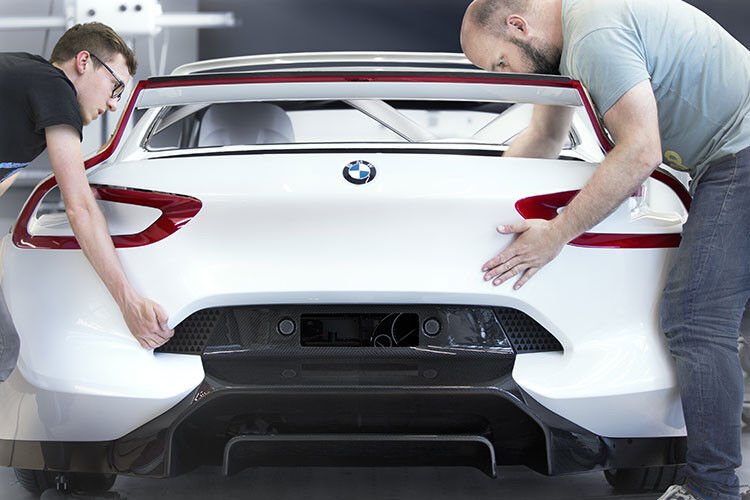 Um den Leichtbaugedanken des Originals auf heutige Standards zu übertragen, kommt in der Hommage viel Carbon zum Einsatz. (Foto: BMW)