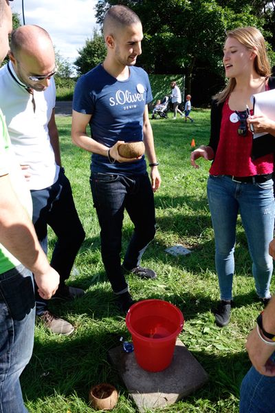 Adem Gürbüz, Littlebit, lässt sich die Spielregeln erklären. (Bild: IT-BUSINESS)