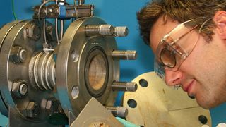 Begutachtung einer entnommenen Schichtprobe nach Durchführung eines Beständigkeitstests in der Atlas-Zelle. (Bild: Fraunhofer IWM)