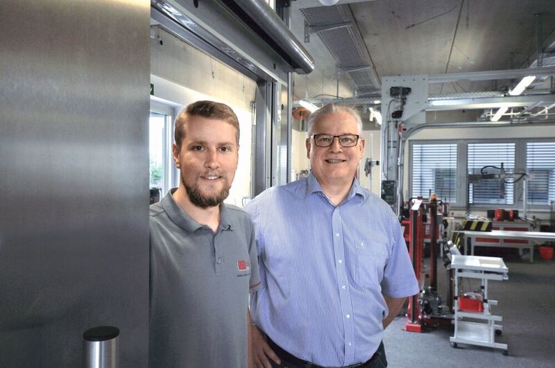 Hardwareentwickler Dennis Mettner und Projektmanager Norbert Pewny (rechts) sind die Trainer des „Torhüters aus dem Baukasten“. (Phoenix Contact)