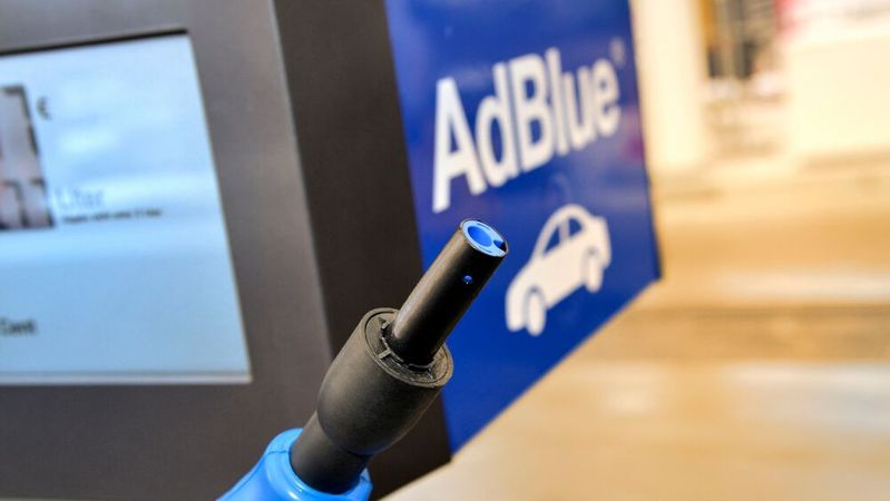 Für die Produktion von Adblue wird Ammoniak benötigt. Dieser ist momentan aber nur begrenzt verfügbar, das die Produktionskapazitäten wegen hoher Gaspreise heruntergefahren wurden.(Bild:  Bernhard Limberger/BMW)