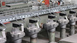 Die Filteranlagen werden regelmäßig mit Druckluft-Impulsstößen gereinigt. Hierfür wird ein Großteil der in Hart erzeugten Druckluft aufgewendet.  (Bild: Atlas Copco)